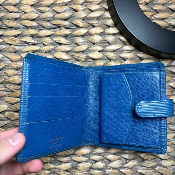 Louis Vuitton vintage Epi bifold wallet *HARD FIND* - Picture 5 of 6